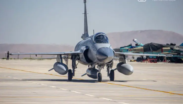 Irak Pakistan savaş uçaklarını değerlendiriyor