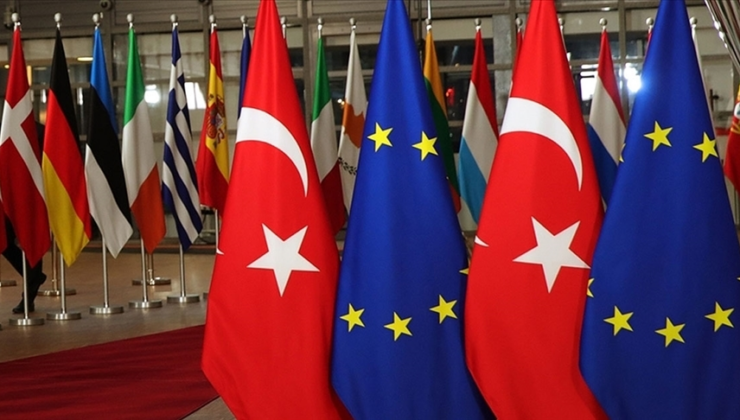 Avrupa haritası üzerinde Türk bayrağı silüeti ve Avrupa'daki Türk diasporasını simgeleyen sivil toplum buluşmaları.